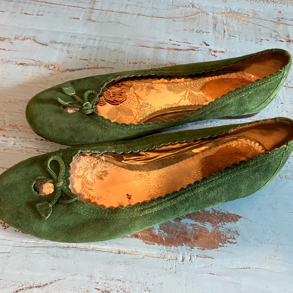 Vero Cuoio Green Suede Ballet Flats with Bow